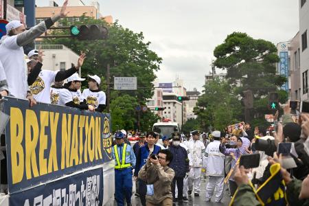 宇都宮市で行われたバスケットボールＢリーグ、宇都宮ブレックスの優勝記念パレード＝３１日午前
