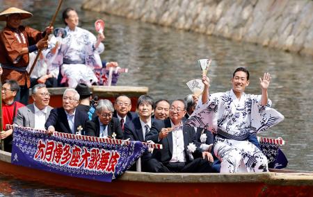 博多座の歌舞伎公演を前に行われた「船乗り込み」で手を振る中村勘九郎さん（右端）ら＝３１日午後、福岡市