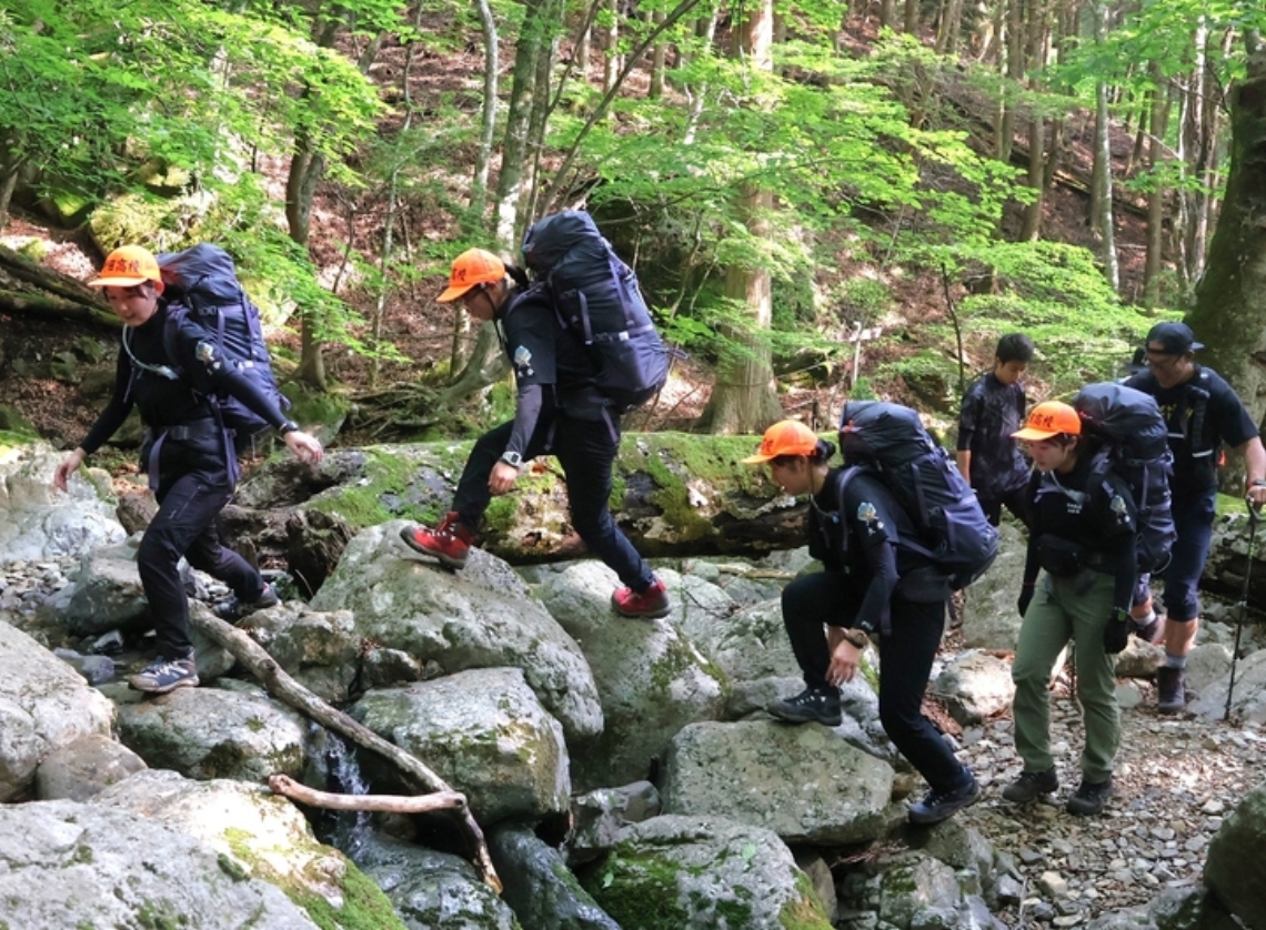 【登山縦走女子】祖母山の登山道を進む竹田のメンバー＝竹田市神原