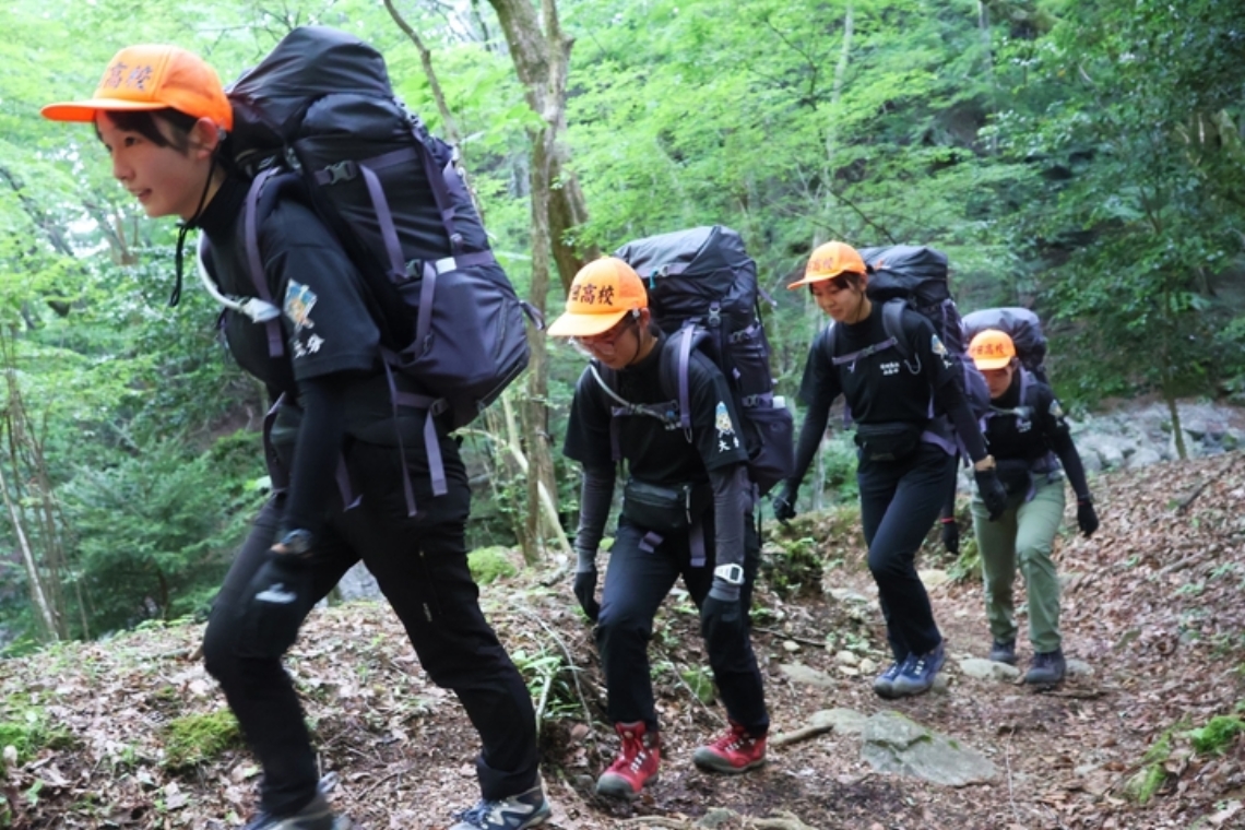 【登山縦走女子】祖母山の登山道を進む竹田のメンバー