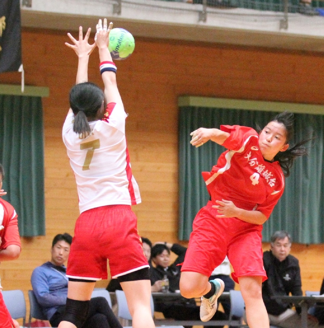 【ハンドボール女子・大分―雄城台】シュートを放つ雄城台の選手（右）＝鶴崎高
