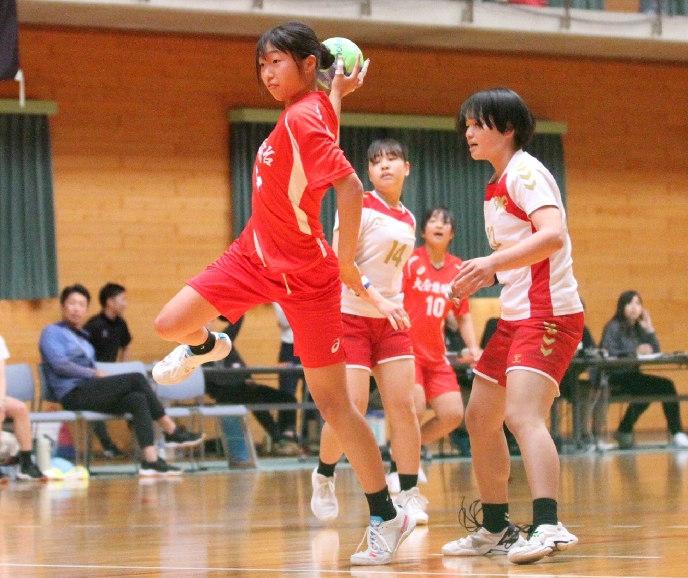 【ハンドボール女子・大分―雄城台】シュートを放つ雄城台の選手（左）