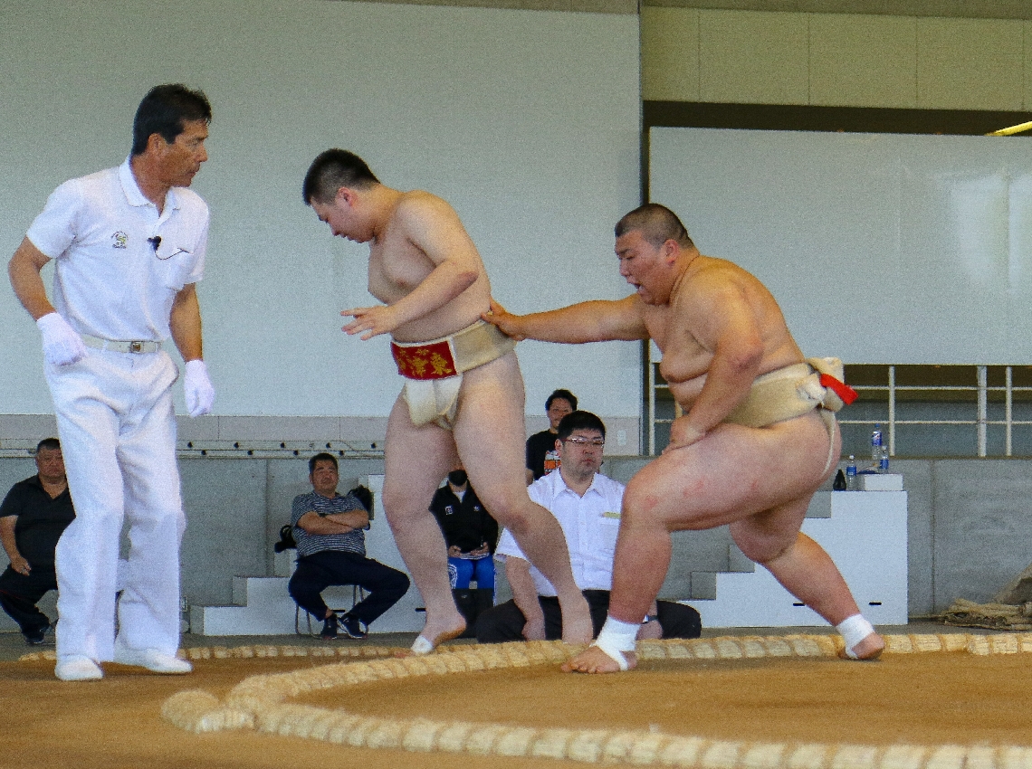 【相撲団体・日田林工―中津東】突き出しで優勝を決めた日田林工の大将・梅木（右）＝宇佐市総合運動場相撲場