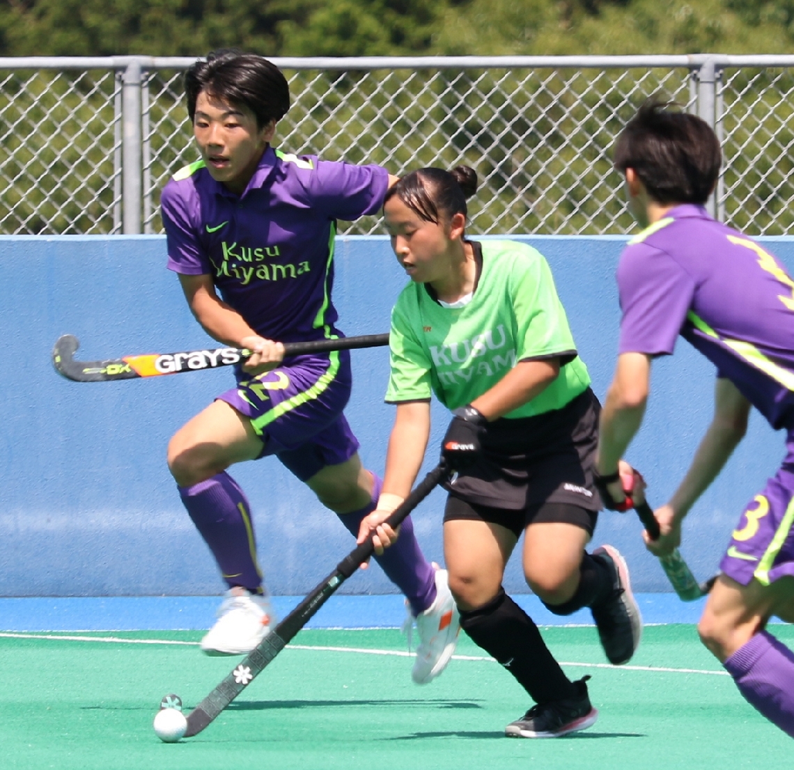 【ホッケー男女】競り合う玖珠美山の選手