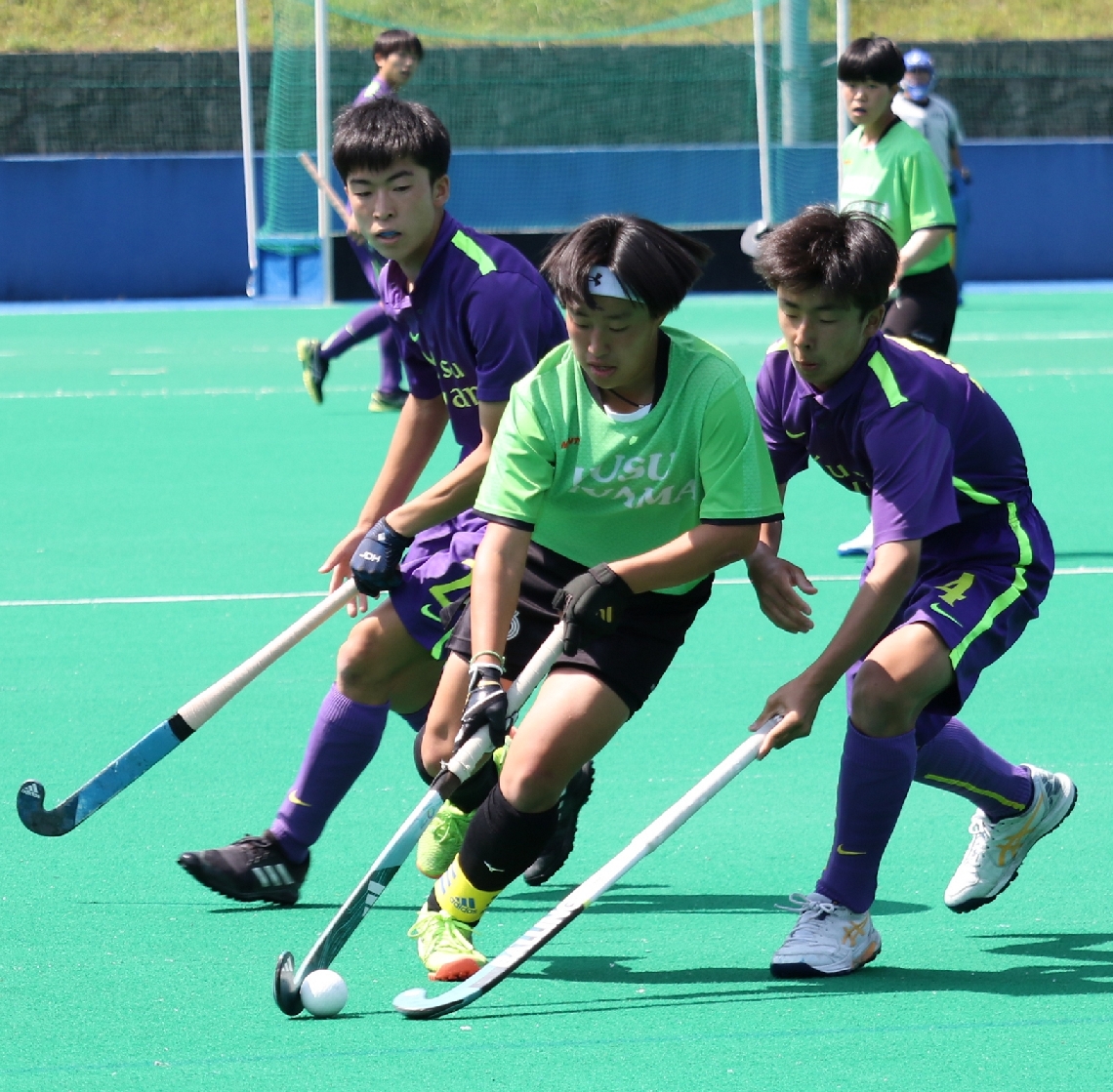 【ホッケー男女】競り合う玖珠美山の選手