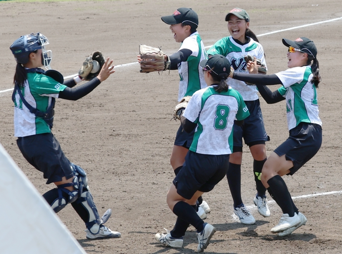 【ソフトボール女子決勝・文理大付―大分西】優勝を決め、喜び合う文理大付の選手たち＝クラサススタジアム