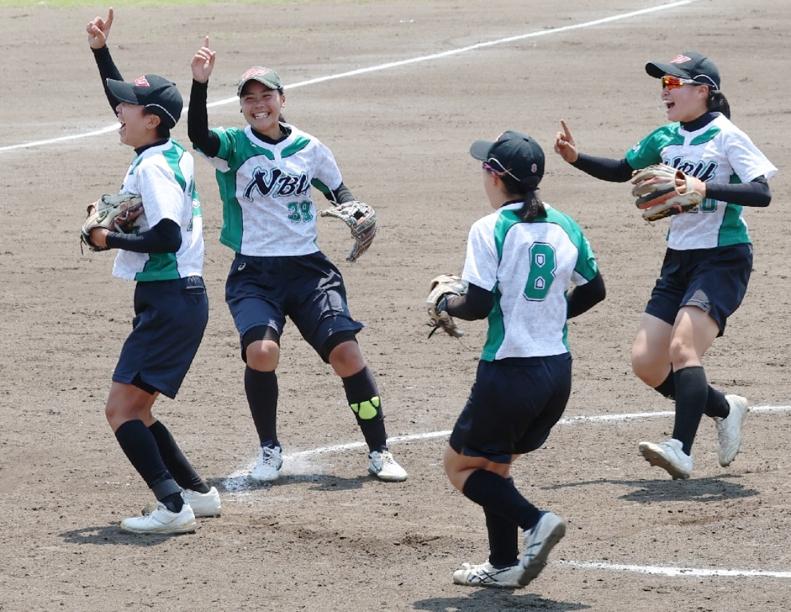 【ソフトボール女子決勝・文理大付―大分西】優勝を決め、喜び合う文理大付の選手たち
