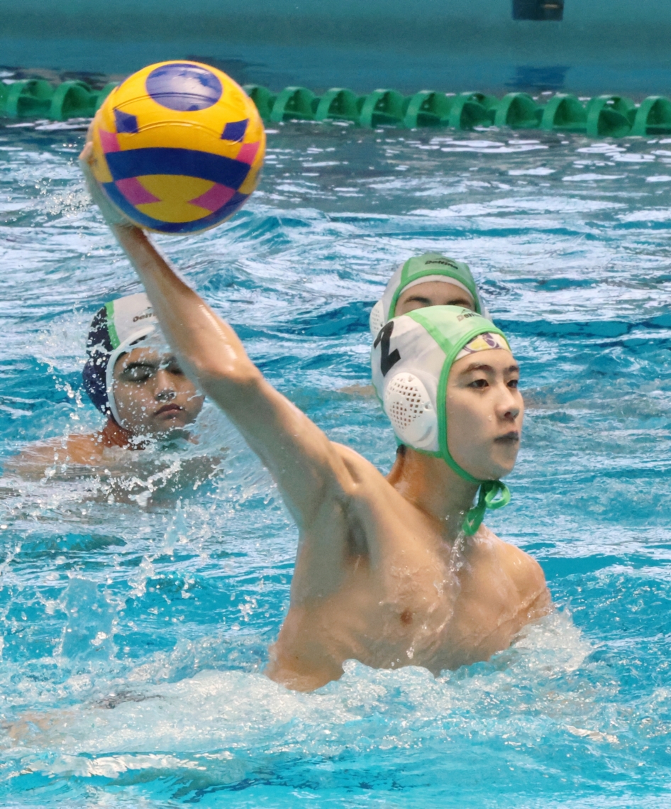 【水球決勝・大分商Ａ―大分商Ｂ】シュートを放つ大分商Ａの亀井