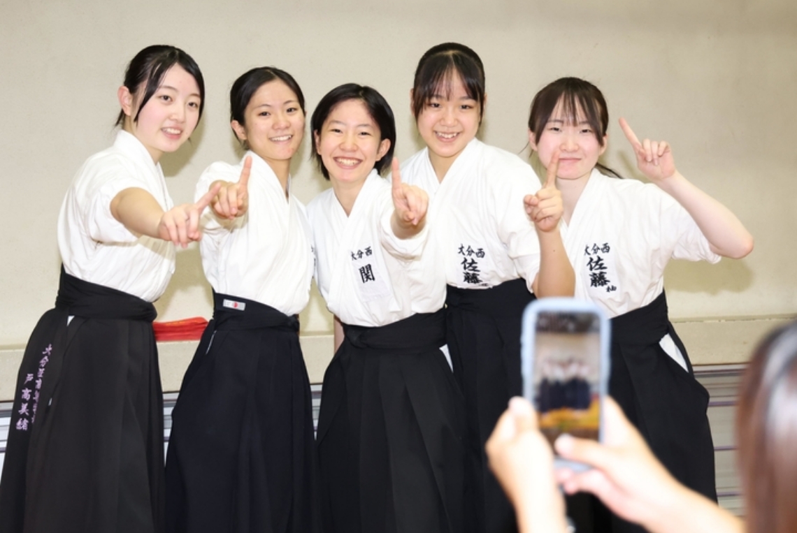なぎなた女子団体試合は大分西が５連覇を果たした。試合を終えた選手たちは、晴れ晴れとした表情で記念撮影をしていた＝大分西高