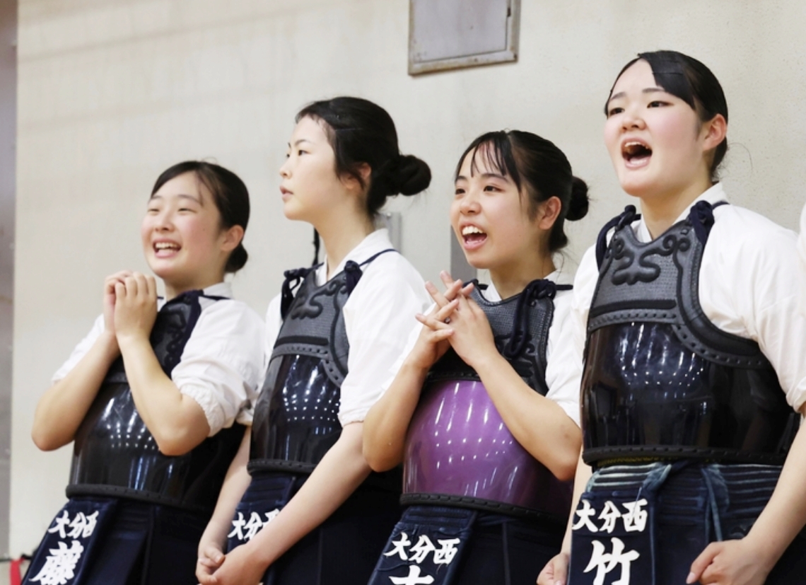 【なぎなた女子個人試合】仲間に声援を送る大分西の選手たち