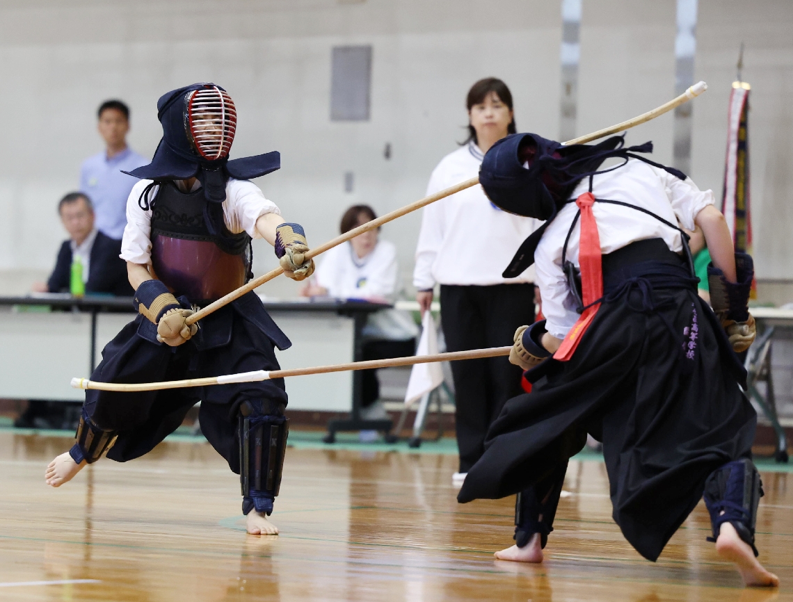 【なぎなた女子個人試合決勝】優勝した大分西の田口（左）