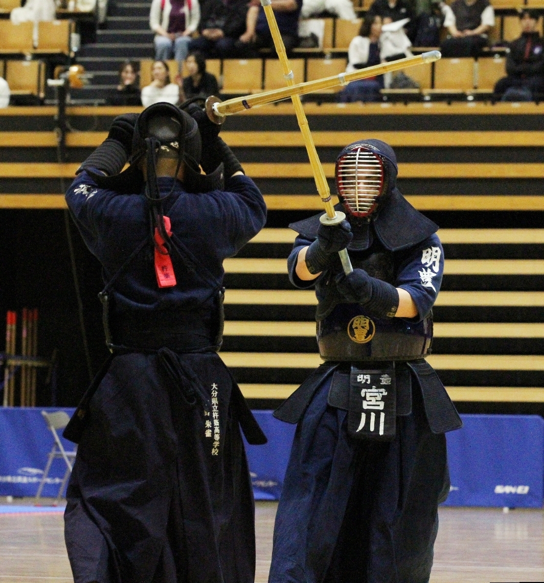【剣道男子団体決勝リーグ・明豊―杵築】積極的な戦いぶりが光った明豊の宮川（右）＝クラサス武道スポーツセンター