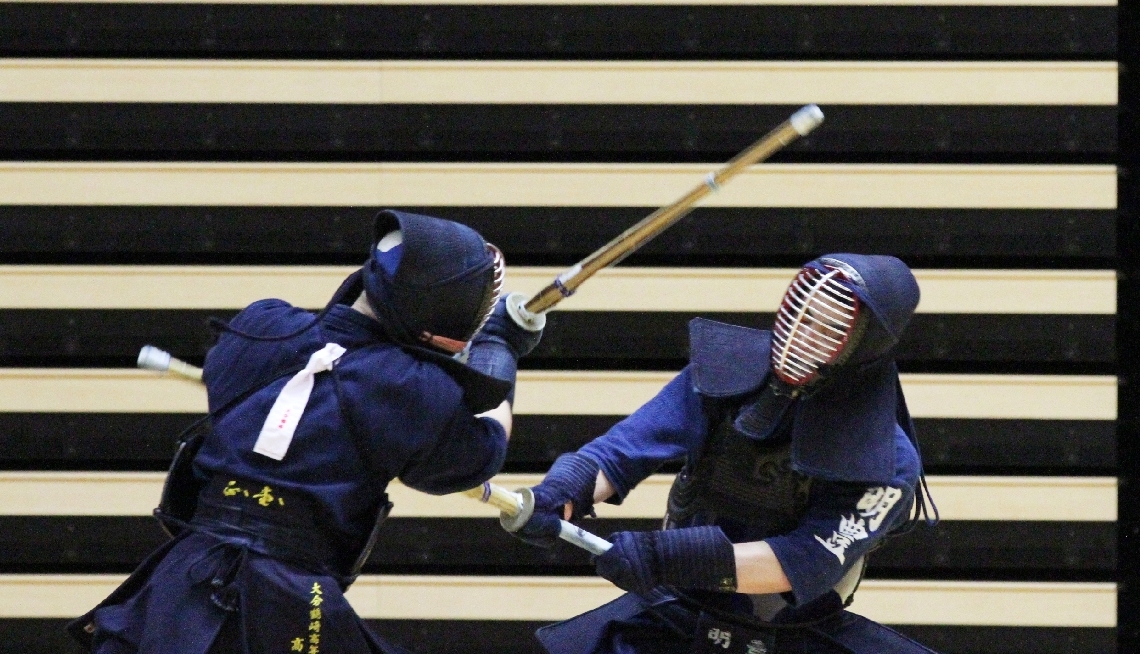 【剣道男子団体決勝リーグ・明豊―鶴崎】積極的な攻めで一本勝ちし、勝利を呼び込んだ宮川（右）