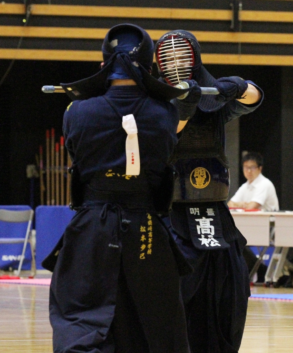 【剣道男子団体決勝リーグ・明豊―鶴崎】激しく打ち合う明豊の高松（右）