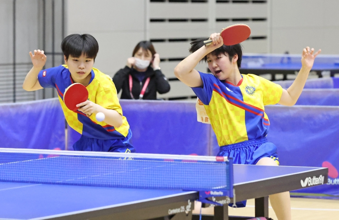 【卓球女子団体決勝リーグ・明豊－中津南】素早い打球で攻撃を仕掛ける明豊の渡辺（右）・阿部組＝べっぷアリーナ