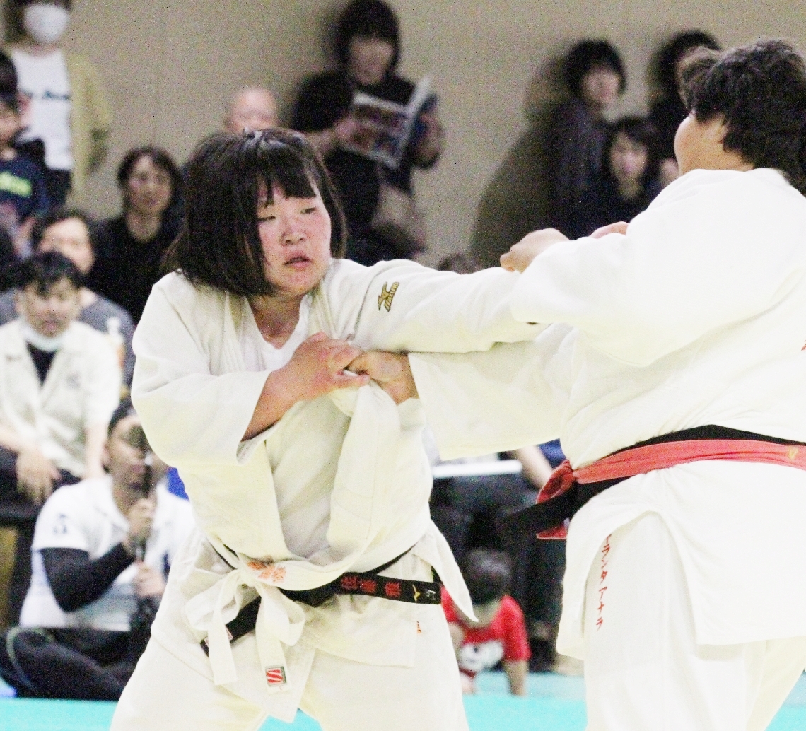 【柔道女子個人７８キロ超級決勝】ライバルと組み合う佐藤（左）＝クラサス武道スポーツセンター