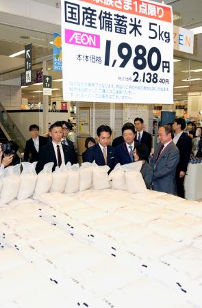 政府備蓄米の販売店を視察する小泉農相（中央）＝１日午後、東京都品川区