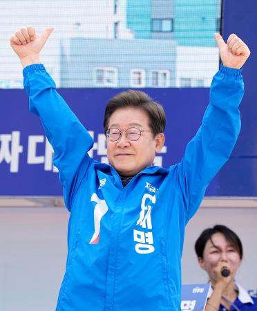 韓国・大邱の集会で、支持を訴える野党「共に民主党」の李在明前代表＝１日（共同）