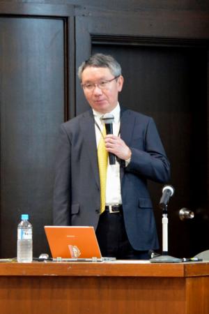 気象業務の１５０年の歩みについて講演する気象庁の野村竜一長官＝１日午後、東京都台東区
