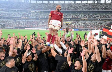 ２季連続２度目の優勝を果たし、胴上げされるＢＬ東京・リーチ（中央）＝国立競技場