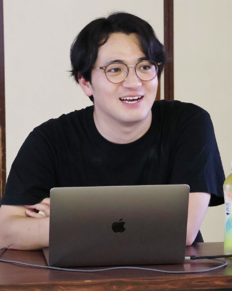 「日田市民が気軽に情報発信ができる拠点を」とＳＥＮＯＢＩを立ち上げた宮崎友彰さん＝日田市竹田新町の若宮公民館