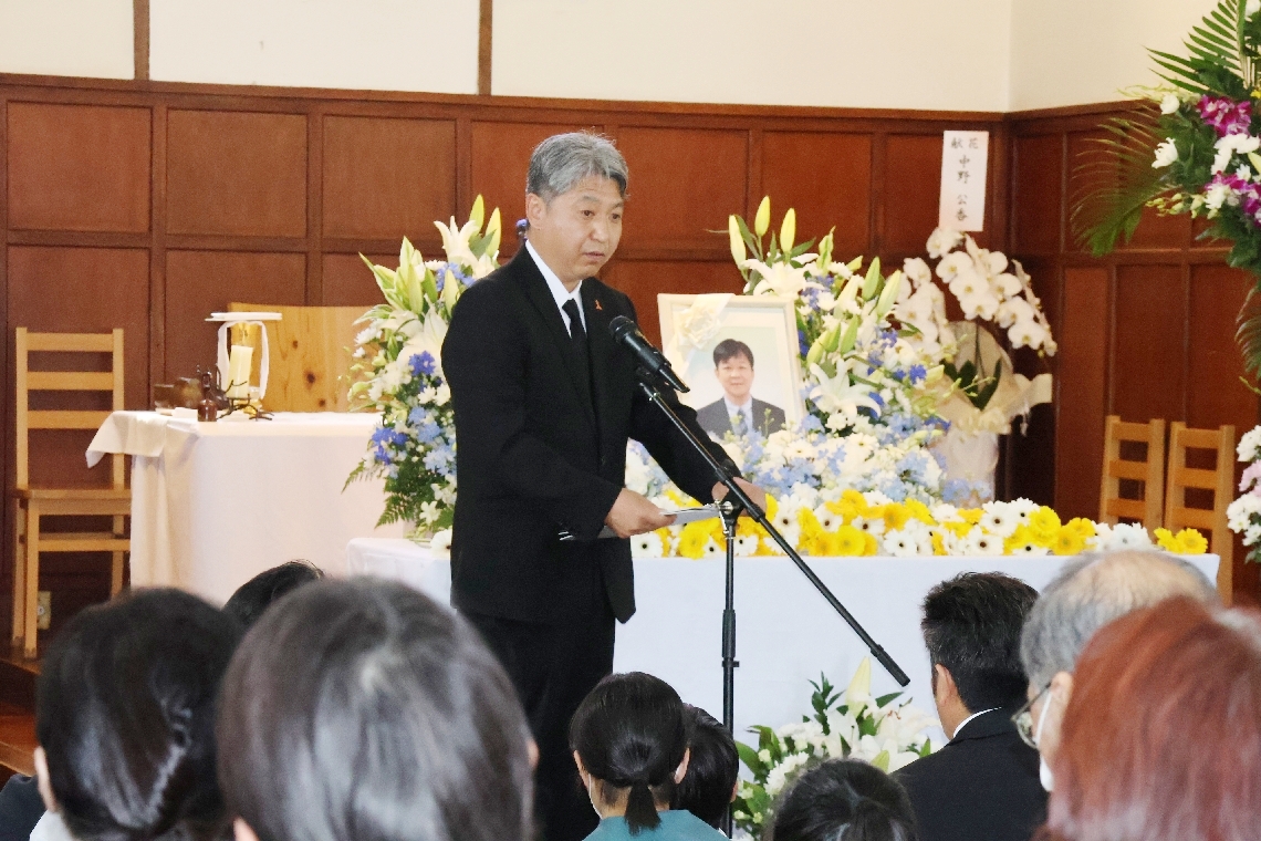 追悼の会で感謝の気持ちを述べる児童養護施設「光の園」の上鶴勝之施設長＝別府市荘園