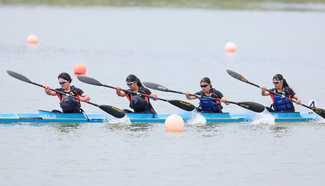 【カヌー女子カヤックフォア】優勝した舞鶴。左から開発、笠木、川野、温＝真玉カヌー場