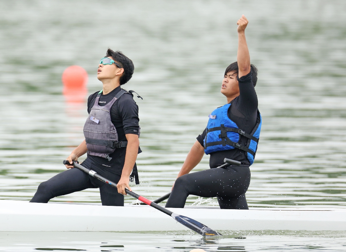 【カヌー男子カナディアンペア】１位でフィニッシュして拳を突き上げる豊府の高木（右）と甲斐