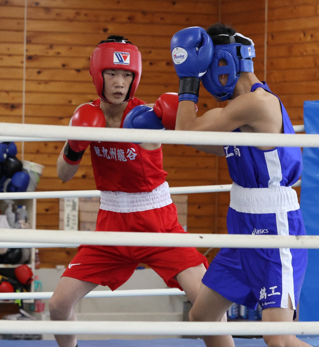 【ボクシング男子ライトフライ級決勝】頂点に立った東九州龍谷の小林（左）