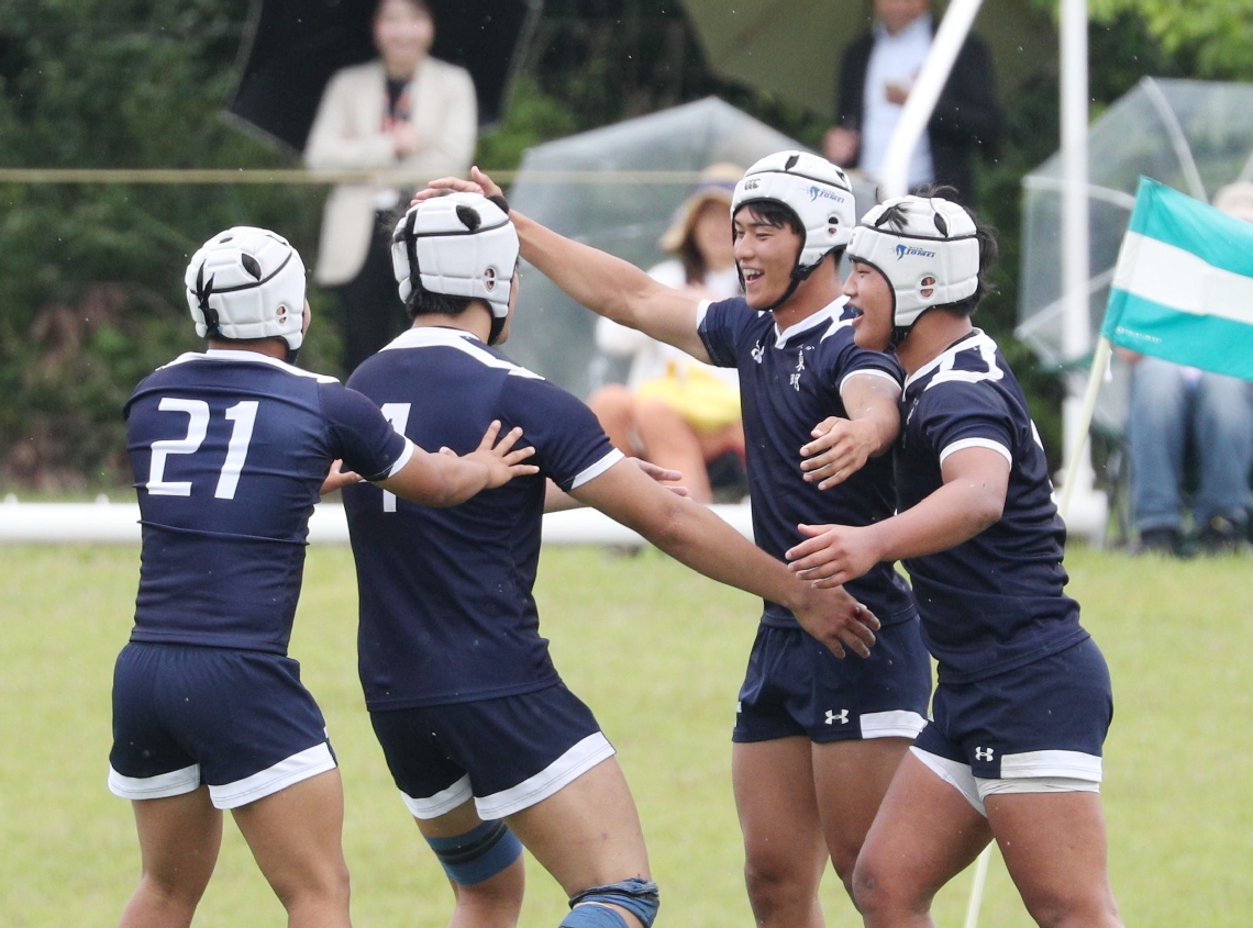 後半９分、トライを決め喜ぶ東明のＷＴＢ上野（右から２人目）