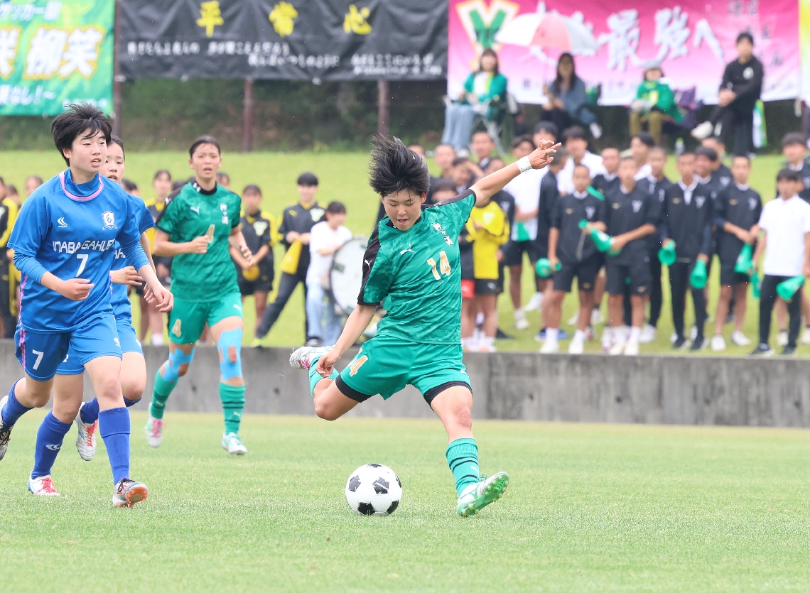 【サッカー女子決勝・柳ケ浦―稲葉学園】前半９分、勝ち越しとなるミドルシュートを決める柳ケ浦のＦＷ村上（１４）＝クラサスサッカー・ラグビー場