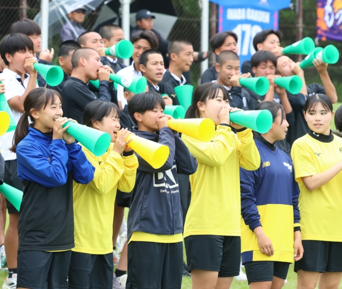 【サッカー女子決勝】試合前の練習で声援を送る柳ケ浦の部員たち