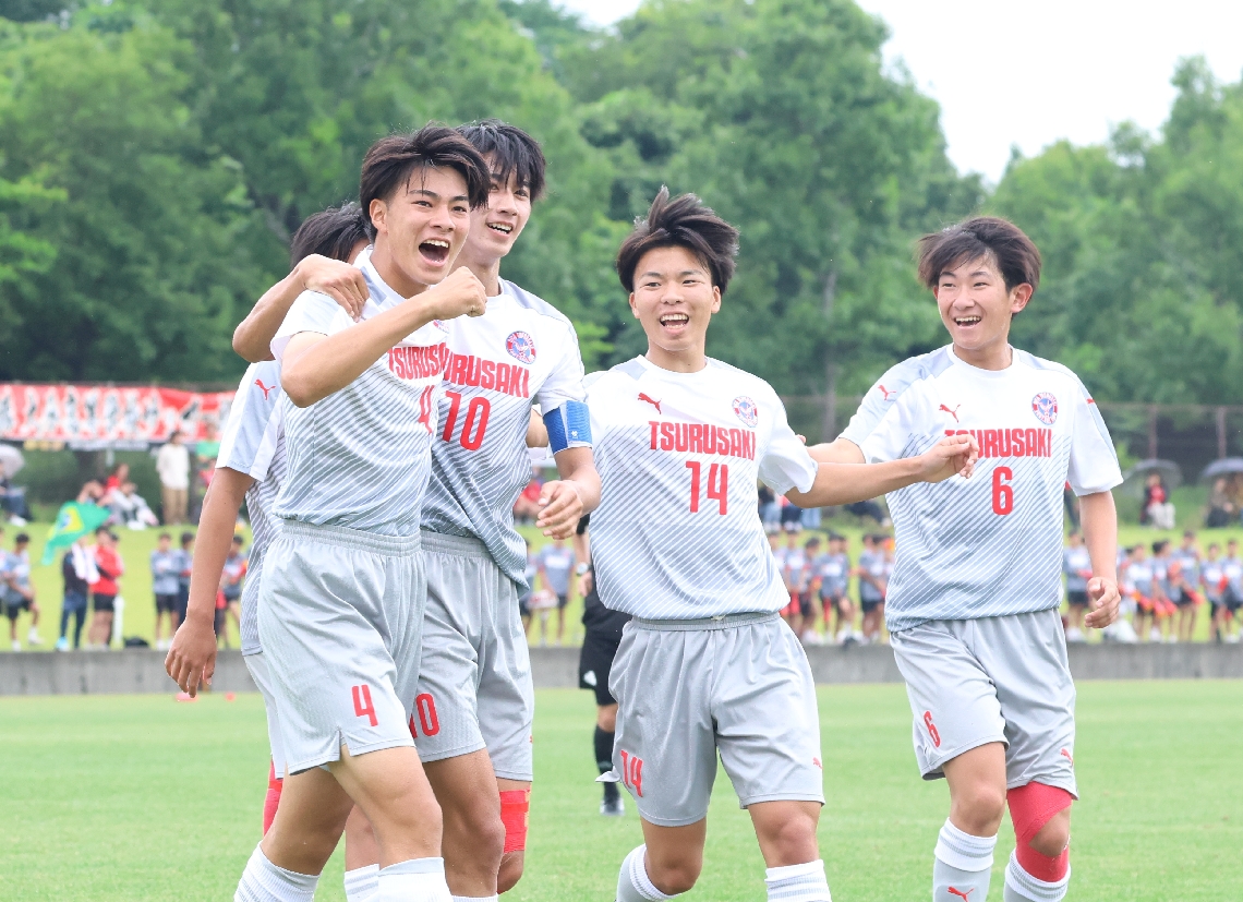 【サッカー男子決勝・鶴崎―大分】後半３３分、３点目のゴールを決めて喜ぶ鶴崎のＤＦ吉元（左端）