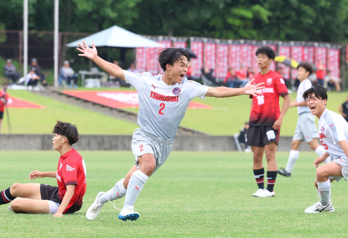 後半１５分、２点目を決め、仲間の元に駆け出す鶴崎のＤＦ中西（２）