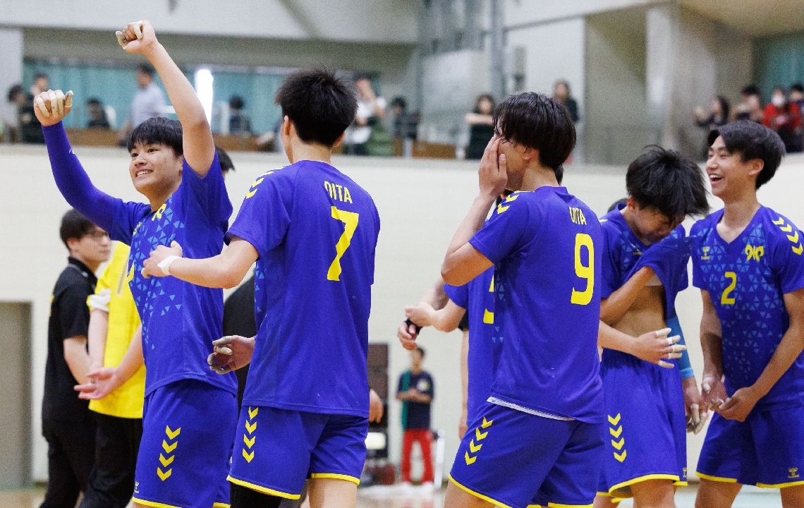 【ハンドボール男子リーグ・大分―雄城台】優勝して喜ぶ大分の選手たち＝舞鶴高