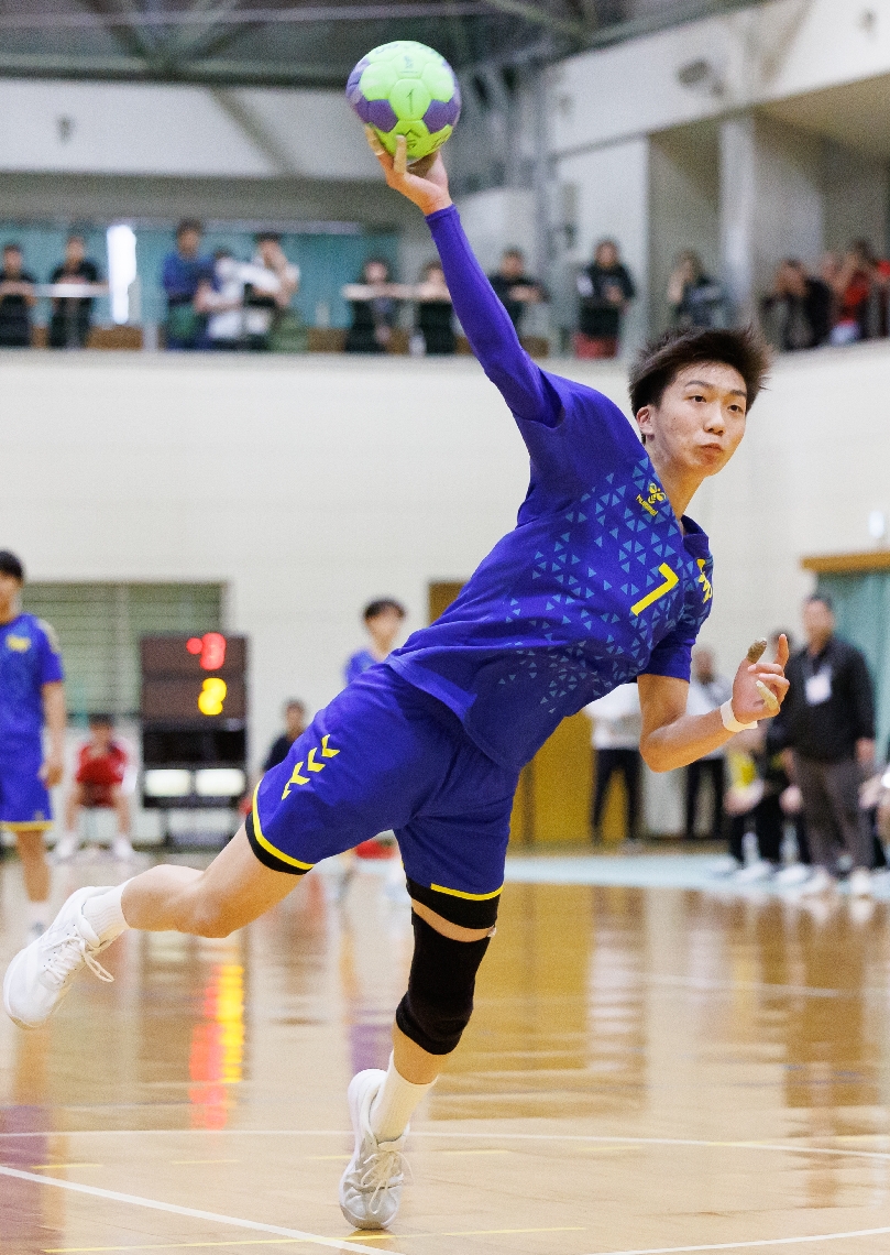 試合終了間際に７メートルスローを決める大分の松野