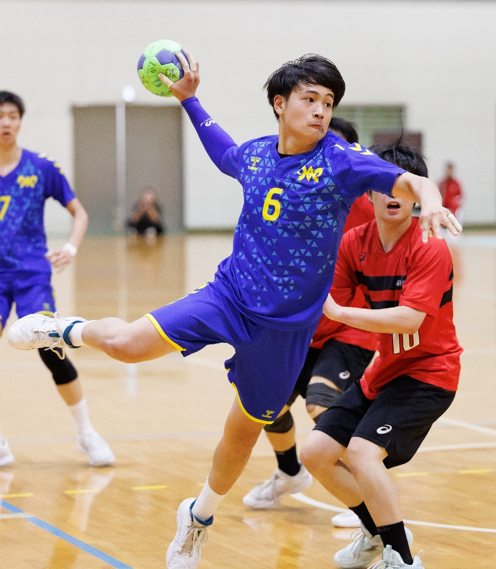 シュートを放つ大分の積