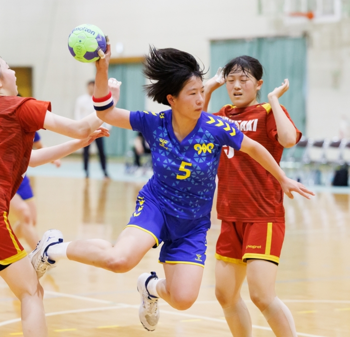 シュートを放つ大分の宮上