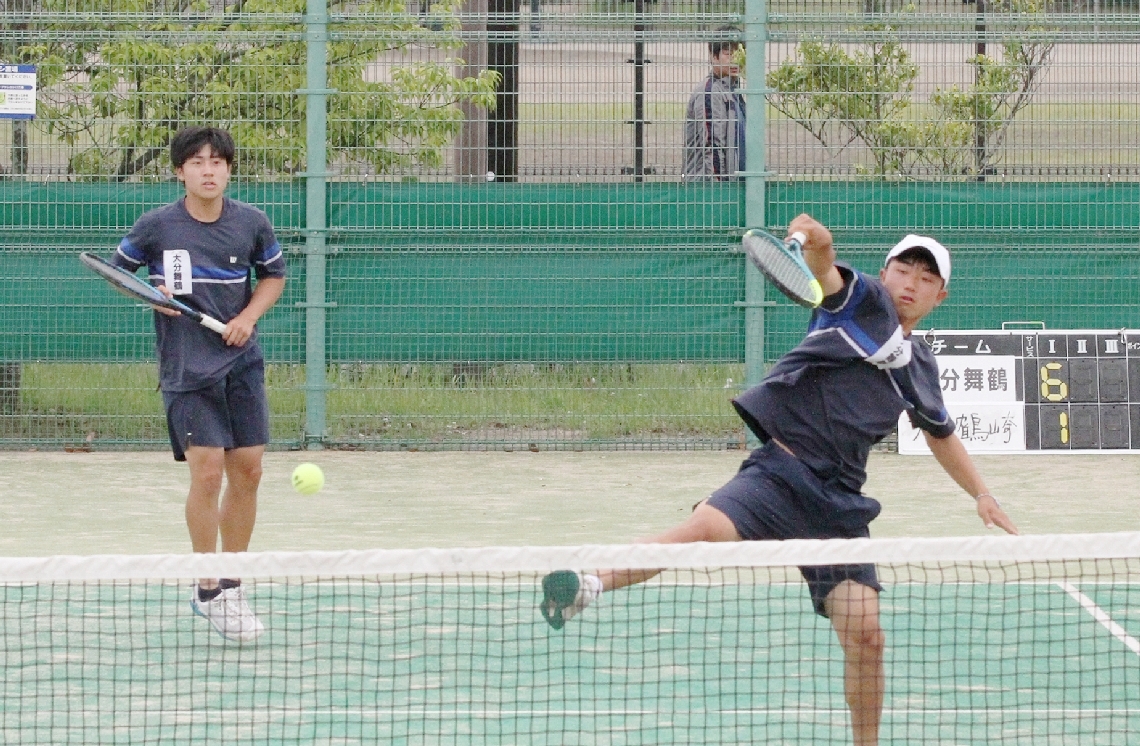 【テニス男子団体決勝・舞鶴―鶴崎】スマッシュを放つ舞鶴ダブルスの高橋（右）と安藤＝クラサスコート