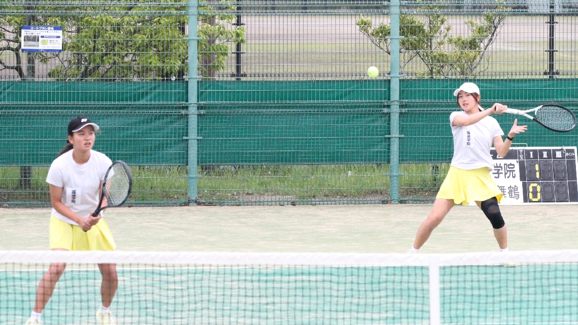 【テニス女子団体決勝・福徳学院―舞鶴】球を打ち返す福徳学院ダブルスの菅沼（右）と草野