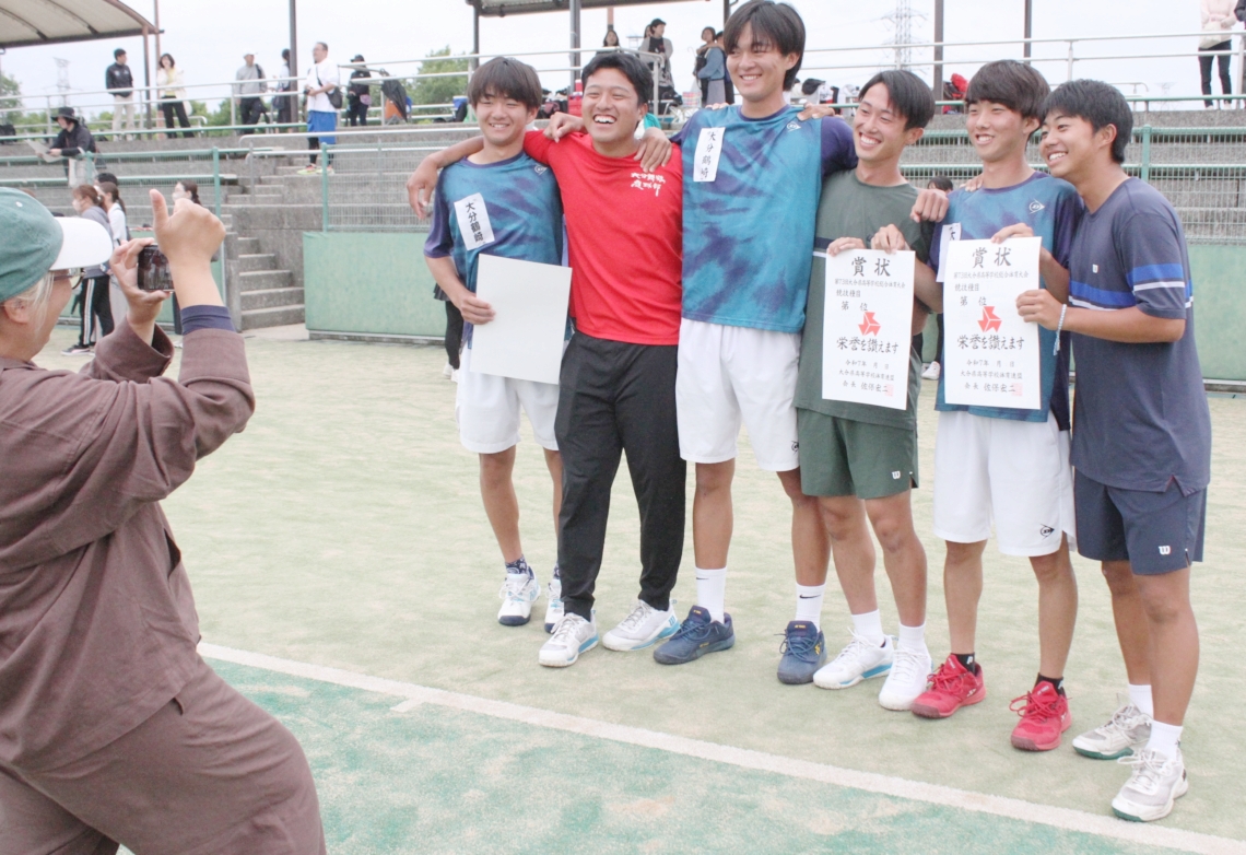 チームの垣根を越えて記念撮影する選手たち