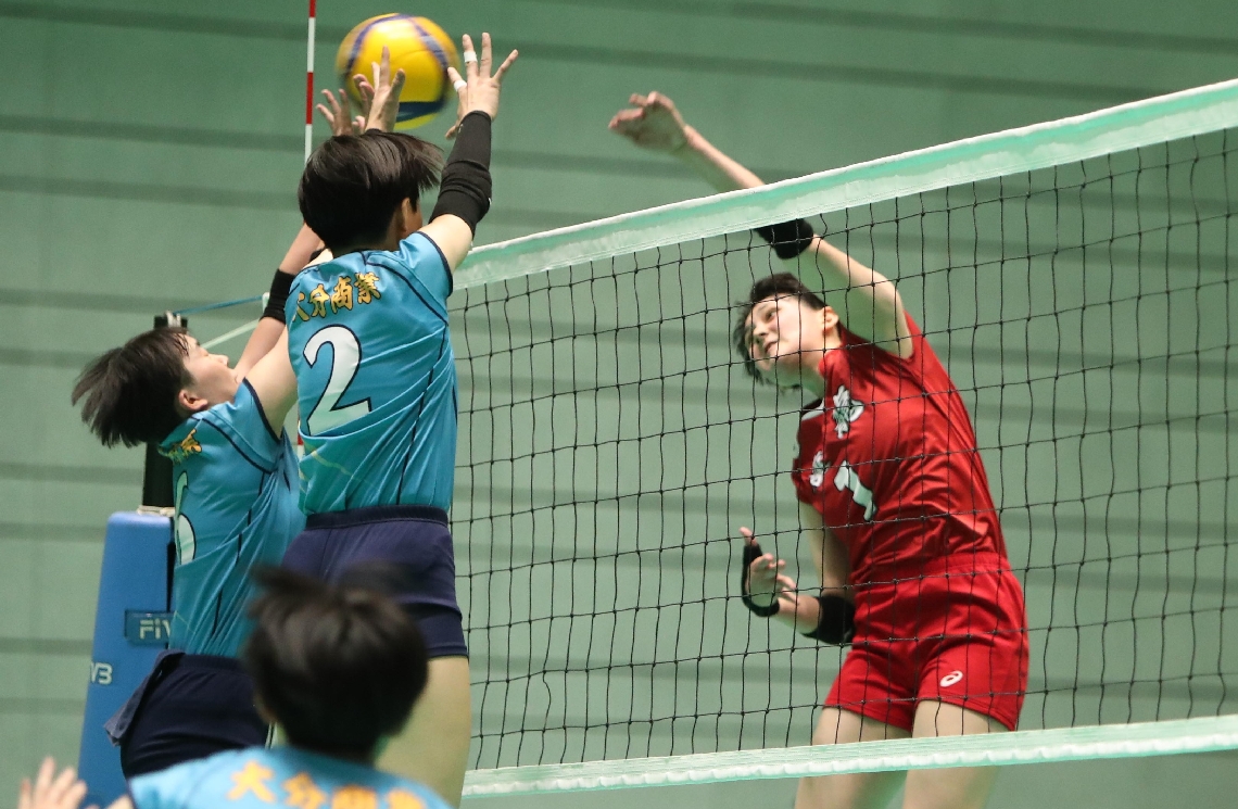 【バレーボール女子決勝・東九州龍谷―大分商】相手ブロックをものともせずにスパイクを放つ東九州龍谷の忠願寺（右）＝サイクルショップコダマ大洲アリーナ