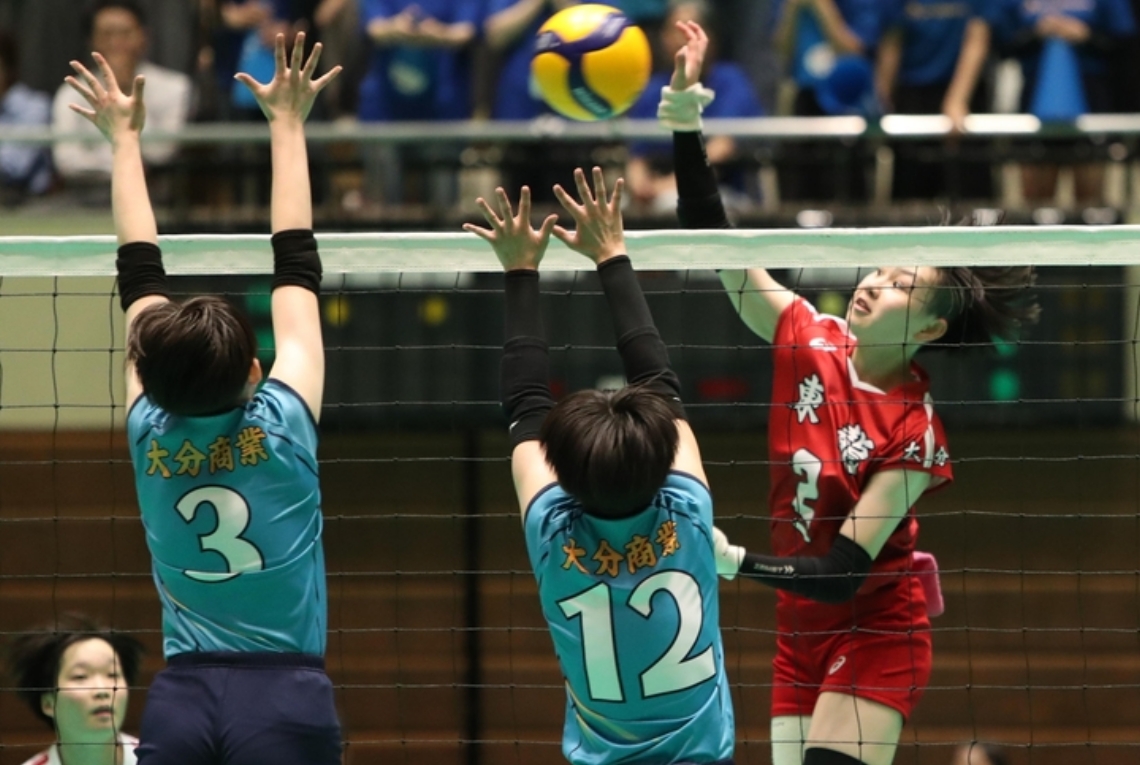 【バレーボール女子決勝・東九州龍谷―大分商】決勝点を決める東九州龍谷の藤崎（右）