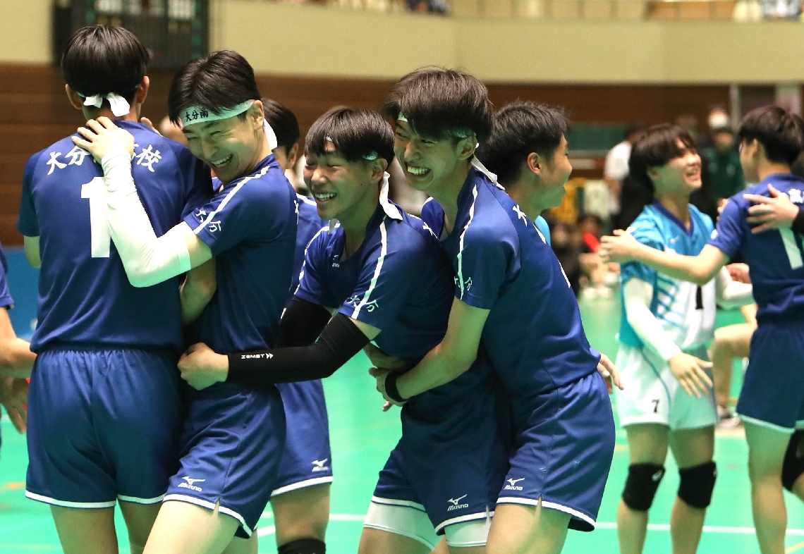 【バレーボール男子決勝・大分南―大分工】２年ぶりに覇権を奪取して仲間と喜び合う大分南の選手たち