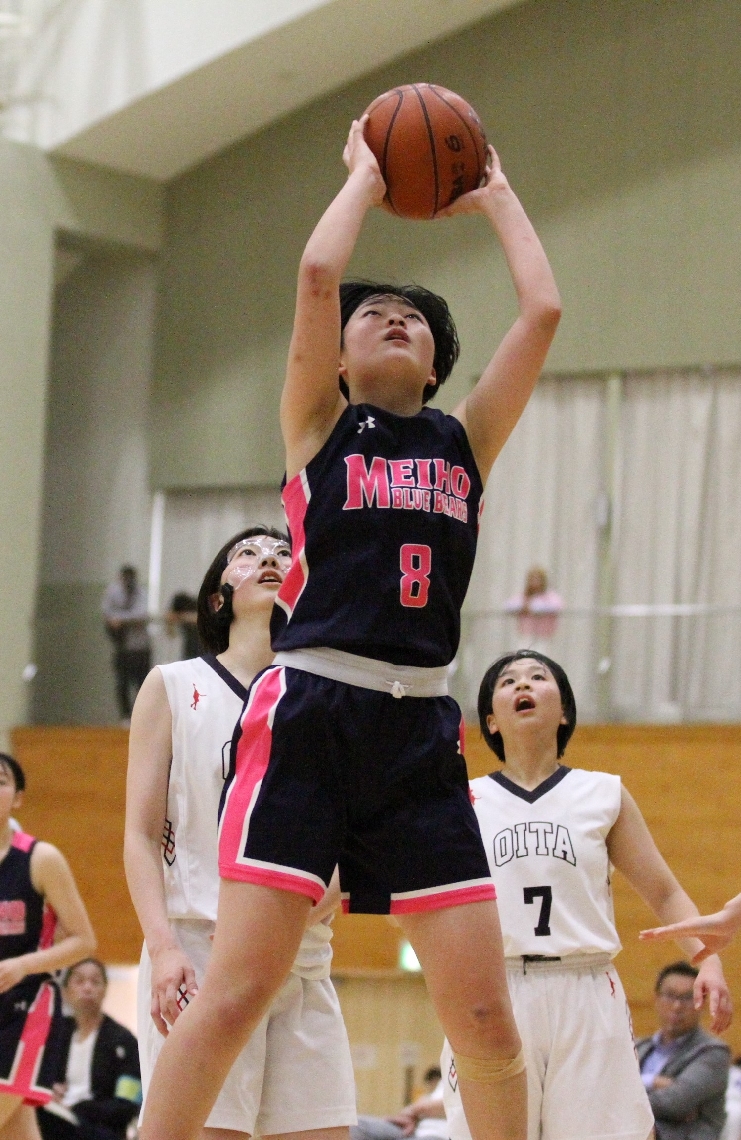 【バスケットボール女子決勝リーグ・明豊―大分】第４クオーター、シュートを放つ明豊の下田＝ダイハツ九州アリーナ