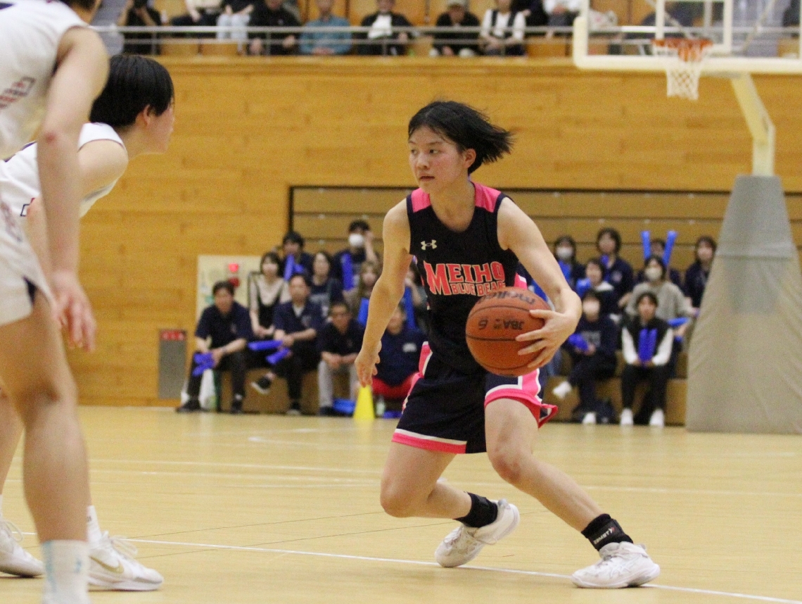 【バスケットボール女子決勝リーグ・明豊―大分】第２クオーター、攻め込む機会をうかがう明豊の中島＝ダイハツ九州アリーナ、撮影・伊藤沙綾