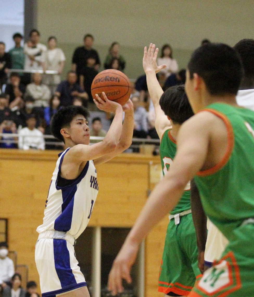 【バスケットボール男子・決勝リーグ・柳ケ浦―溝部学園】シュートを狙う柳ケ浦の古閑＝ダイハツ九州アリーナ