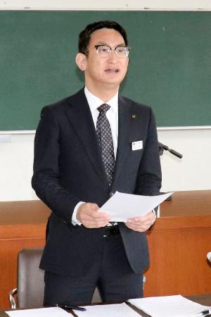 運行再開の目標時期について記者会見する、いすみ鉄道の古竹孝一社長＝２日午後、千葉県大多喜町