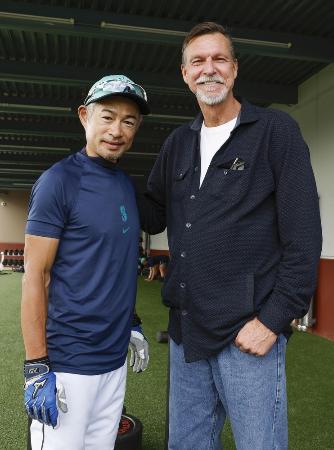 マリナーズのキャンプ地を訪れたランディ・ジョンソン氏（右）と記念撮影に応じるイチロー氏＝３月、ピオリア