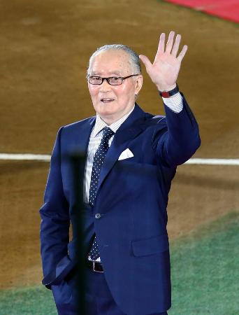 ２０１３年５月、国民栄誉賞の授与式を終え、ファンの声援に手を振る長嶋茂雄さん＝東京ドーム